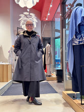 Laden Sie das Bild in den Galerie-Viewer, Trench-Mantel von HEYER in der Farbe Marine