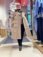 Laden Sie das Bild in den Galerie-Viewer, Trench-Mantel von HEYER in der Farbe beige