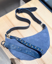 Laden Sie das Bild in den Galerie-Viewer, Tiefenbacher Lehmann Set Moon bag + Strap Berlin bubbles Nieten