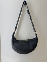 Laden Sie das Bild in den Galerie-Viewer, Tiefenbacher Lehmann Moonbag Raffia in Schwarz