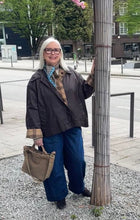 Laden Sie das Bild in den Galerie-Viewer, Totebag in Velourleder + Strap Berlin mit Nieten von TIEFENBACHER LEHMANN