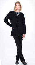Laden Sie das Bild in den Galerie-Viewer, HW24 - Strickjacke PETÄJÄ von Falla in Schwarz