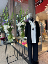 Laden Sie das Bild in den Galerie-Viewer, HW24 - Strickjacke PETÄJÄ von Falla in Schwarz