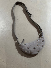 Laden Sie das Bild in den Galerie-Viewer, Moon bag mini in light grey mit bubble Nieten