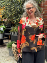 Laden Sie das Bild in den Galerie-Viewer, Seidenbluse mit Flowerprint und Colorblocking