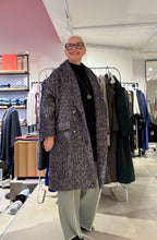 Laden Sie das Bild in den Galerie-Viewer, Wollmantel von NIU in Blau und Beige