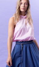Laden Sie das Bild in den Galerie-Viewer, NARCISA ärmellose Bluse in Rosa mit Rüschen