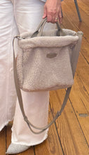 Laden Sie das Bild in den Galerie-Viewer, Totebag in Lammfell von TIEFENBACHER LEHMANN