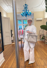 Laden Sie das Bild in den Galerie-Viewer, Totebag in Lammfell von TIEFENBACHER LEHMANN