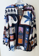 Laden Sie das Bild in den Galerie-Viewer, NIU Bluse mit Muster in der Farbe Indigo