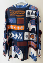 Laden Sie das Bild in den Galerie-Viewer, NIU Bluse mit Muster in der Farbe Indigo