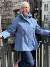 Laden Sie das Bild in den Galerie-Viewer, Kurze und leichte Jacke von MaxMara Leisure