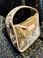 Laden Sie das Bild in den Galerie-Viewer, TIEFENBACHER LEHMANN Tasche Mini Brioche in Samt mit Gold