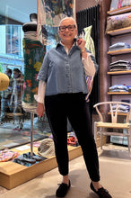 Laden Sie das Bild in den Galerie-Viewer, Cropped Jeanshemd mit kurzen Ärmeln von Soluzione