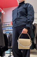 Laden Sie das Bild in den Galerie-Viewer, TIEFENBACHER LEHMANN Box Bag in Creme mit Karabiner in der Farbe hellgold