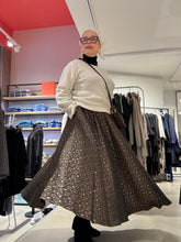 Laden Sie das Bild in den Galerie-Viewer, NIU Rock in Brokatstoff