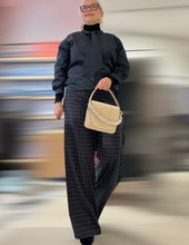 Laden Sie das Bild in den Galerie-Viewer, TIEFENBACHER LEHMANN Box Bag in Creme mit Karabiner in der Farbe hellgold