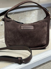 Laden Sie das Bild in den Galerie-Viewer, TIEFENBACHER LEHMANN Tasche Mini Brioche in Velourleder in der Farbe Schokolade