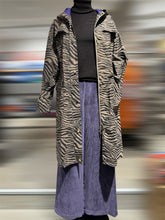 Laden Sie das Bild in den Galerie-Viewer, Regenmantel mit Zebrastreifen von Mooilo