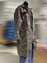 Laden Sie das Bild in den Galerie-Viewer, Regenmantel mit Zebrastreifen von Mooilo