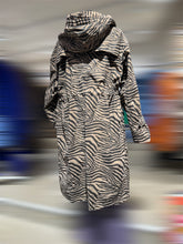 Laden Sie das Bild in den Galerie-Viewer, Regenmantel mit Zebrastreifen von Mooilo