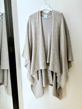 Laden Sie das Bild in den Galerie-Viewer, Cashmere Cape von Petit Calin in der Farbe Grapeseed