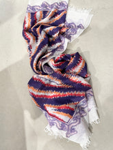 Laden Sie das Bild in den Galerie-Viewer, Friendly Hunting felted Cashmere Stole in Design Moiree