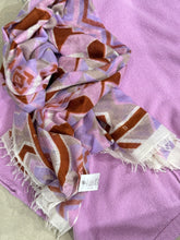 Laden Sie das Bild in den Galerie-Viewer, Friendly Hunting felted Cashmere Stole in Design Medina in der Farbe Mauve