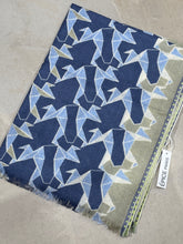 Laden Sie das Bild in den Galerie-Viewer, Épice Stole Origami GW2552 in der Farbe F-Steel