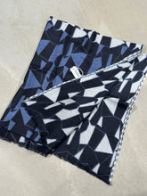 Laden Sie das Bild in den Galerie-Viewer, Épice Stole GW2550 in der Farbe H-Black