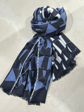 Laden Sie das Bild in den Galerie-Viewer, Épice Stole GW2550 in der Farbe H-Black