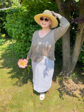 Laden Sie das Bild in den Galerie-Viewer, Hubert Gasser Sommerpullover mit groben Maschen in der Farbe Taupe