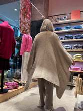 Laden Sie das Bild in den Galerie-Viewer, Cashmere Cape von Petit Calin in der Farbe Grapeseed