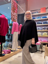 Laden Sie das Bild in den Galerie-Viewer, TIEFENBACHER LEHMANN Tasche Brioche Mini Schwarz mit Nieten