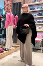 Laden Sie das Bild in den Galerie-Viewer, TIEFENBACHER LEHMANN Tasche Brioche Mini Schwarz mit Nieten