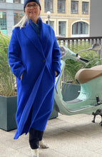 Laden Sie das Bild in den Galerie-Viewer, Backstage Wollmantel in Royalblau