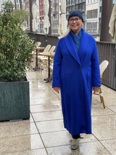 Laden Sie das Bild in den Galerie-Viewer, Backstage Wollmantel lang in Royalblau