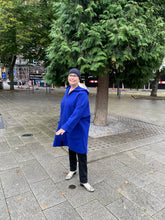 Laden Sie das Bild in den Galerie-Viewer, Backstage Jacke in Walkwolle in Royalblau