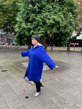 Laden Sie das Bild in den Galerie-Viewer, Backstage Jacke in Walkwolle in Royalblau