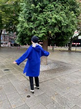 Laden Sie das Bild in den Galerie-Viewer, Backstage Jacke in Walkwolle in Royalblau