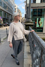 Laden Sie das Bild in den Galerie-Viewer, Neu! Hubert Gasser Pullover mit Zopfmuster am Ärmel in Beige