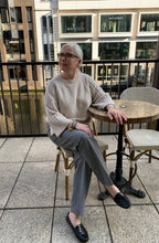 Laden Sie das Bild in den Galerie-Viewer, Neu! Hubert Gasser Pullover mit Zopfmuster am Ärmel in Beige