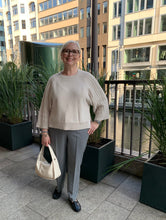 Laden Sie das Bild in den Galerie-Viewer, Neu! Hubert Gasser Pullover mit Zopfmuster am Ärmel in Beige