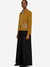 Laden Sie das Bild in den Galerie-Viewer, OLEANA x EDDA - Jacke Pauline in der Farbe Mustard