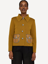 Laden Sie das Bild in den Galerie-Viewer, OLEANA x EDDA - Jacke Pauline in der Farbe Mustard