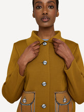 Laden Sie das Bild in den Galerie-Viewer, OLEANA x EDDA - Jacke Pauline in der Farbe Mustard