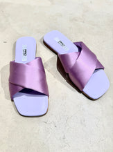 Laden Sie das Bild in den Galerie-Viewer, PAO Pantolette mit überkreuzten Riemen aus Satin in der Farbe Lila