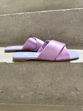 Laden Sie das Bild in den Galerie-Viewer, PAO Pantolette mit überkreuzten Riemen aus Satin in der Farbe Lila
