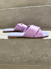 Laden Sie das Bild in den Galerie-Viewer, PAO Pantolette mit überkreuzten Riemen aus Satin in der Farbe Lila