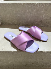 Laden Sie das Bild in den Galerie-Viewer, PAO Pantolette mit überkreuzten Riemen aus Satin in der Farbe Lila